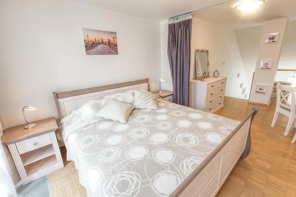 Modern Apartment Charvátova Prága