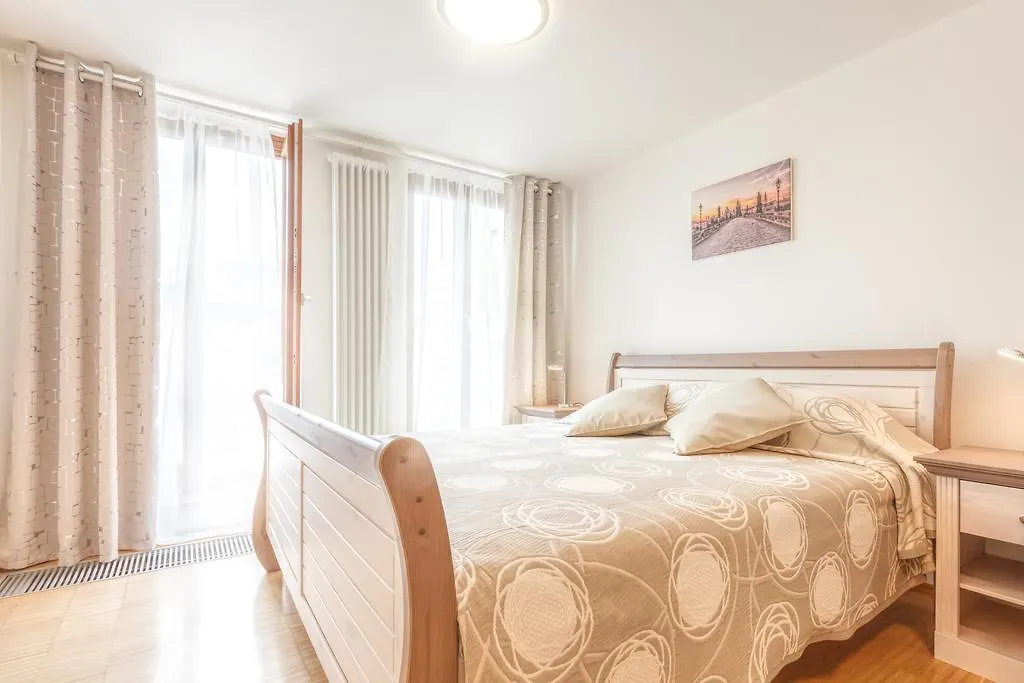 Modern Apartment Charvátova Prága