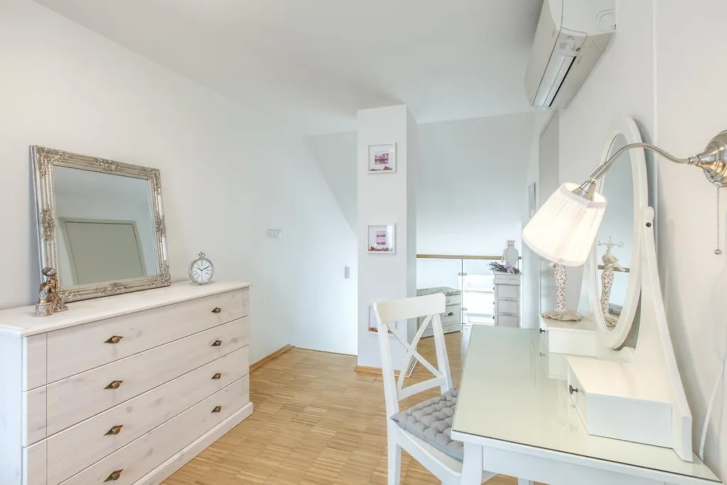 Modern Apartment Charvátova Praga
