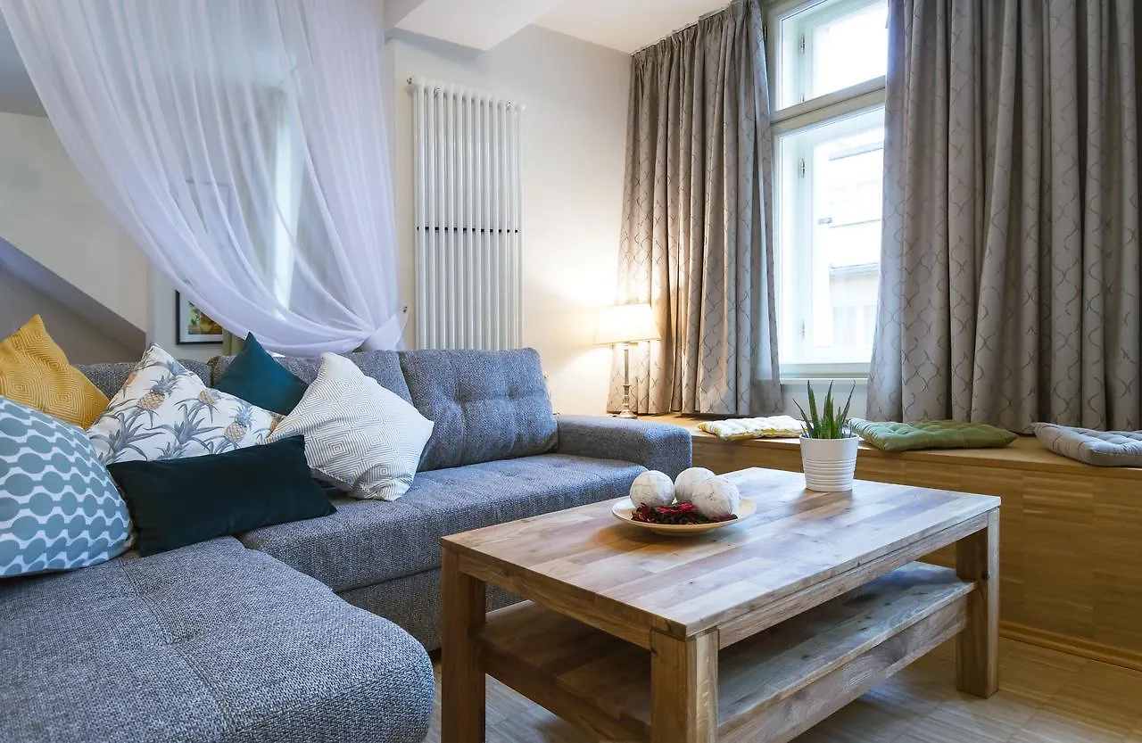 Modern Apartment Charvátova Praga